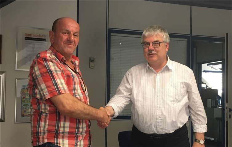 Vorsitzender Wolfgang Runkel (r.) Gratulierte Jürgen Eisenhuth (l.).  Gundlach-Stiftung