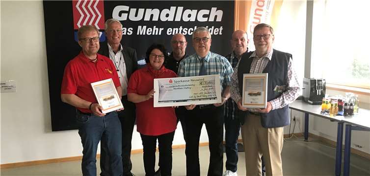 Vorsitzender der Big Band Georg Wolf Thomas Kaballo (li.), Vorsitzender des MGV 1899 Dernbach e.V. Manfred Ritzdorf (re.) und der Vorsitzende der Gundlach-Stiftung Wolfgang Runkel (3.v.re.) bei der Spendenübergabe.Foto: Gundlach-Stiftung