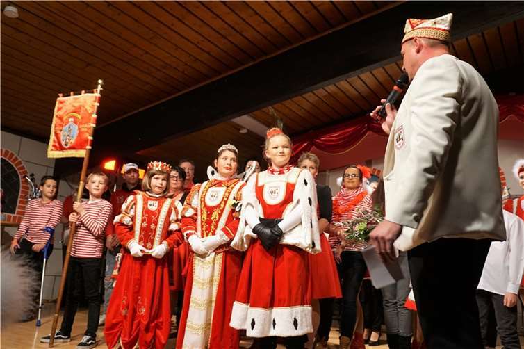 Vorsitzender der KG „Olleme Bubbelsbröder“, Paul Bison, gratulierte dem Mädchen-Dreigestirn zur Proklamation (v.l.): Jungfrau Cosima I., Prinzessin Madeleine I., Bäuerin Lucy I..Foto: EICH