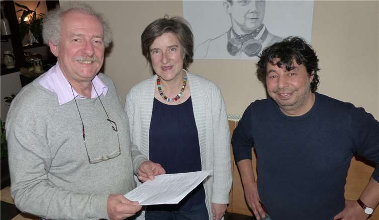 Vorsitzender des Arbeitskreises Frank Bliss mit Bettina Fellmer und Ali Tzinali (von links). Foto: privat