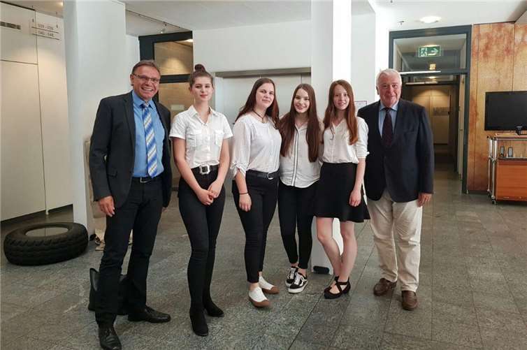 Vorsitzender des Bildungsausschusses Guido Ernst (MdL, CDU) mit Levia Deipenbrock, Linda Kraus, Johanna Deckers und Farina Jorzig. privat