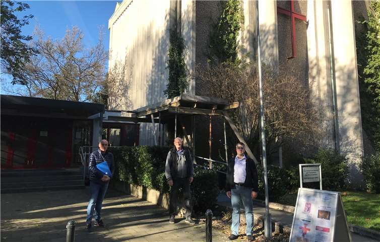 Vorsitzender des CDU-Stadtverbands Linz, Dennis Swirsky, zusammen mit MItgliedern des CDU Vorstands Jürgen Pappendorf (Schatzmeister) und Detlef Nonnen (Beisitzer) vor der baufälligen Linzer St. Marienkirche. Foto: privat