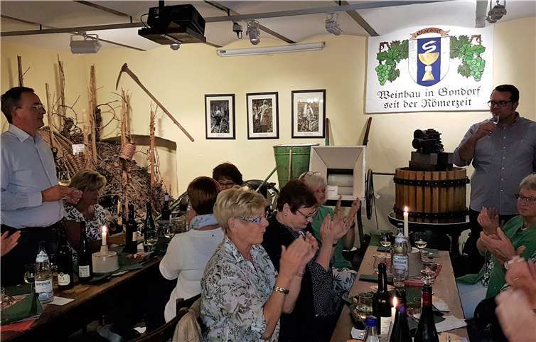 Vorsitzender des Eifelvereins Untermosel Dr. Wolfgang Schmid (l.) und Martin Gerlach (r.) bei der Weinprobe. privat