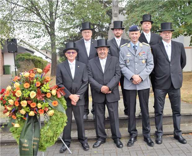 Vorsitzender des Kameradschaftsvereins Ludendorf Stefan Arth (Mitte) mitOberst Rainer Beeck und Vereinsmitgliedern am Ehrenmal. Fotos: EICH
