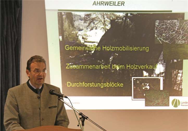 Vorsitzender des Kreiswaldbauvereins Albrecht Freiherr von Boeselager bei der Begrüßung.