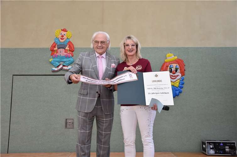 Vorsitzender des RKK, Hans Mayer, gratulierte und überreichte eine Urkunde.