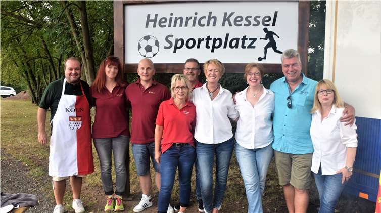 Vorsitzender und Ex-Prinz sorgten sich um das Wohl der designierten Tollitäten (v. l.): Dirk Zavelberg, Sibille Ulrich, Georg Declair, Birgit und Norbert Höckendorf, Petra Schmidt, Sigrid Wiersberg, Ralf Dahs und Sabine Wiersberg. EICH