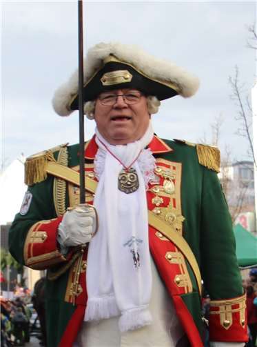 Vorsitzender und Kommandant der Rheinbacher Stadtsoldaten bedauert, dass der Jahresorden nicht selbst überreichen kann.