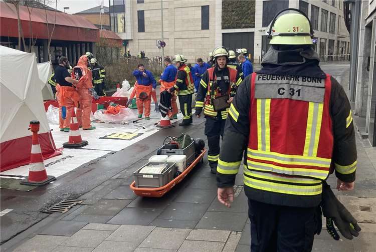 Vorsorglicher Aufbau eines Dekontaminationsplatzes. Foto: Feuerwehr und Rettungsdienst Bonn