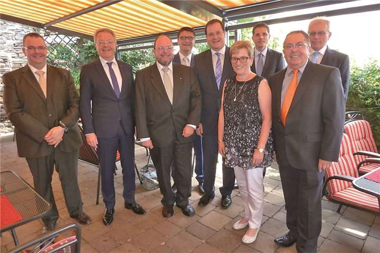 Vorstände, Kollegen und langjährige Wegbegleiter bereiteten Friedhelm Hackenbruch, rechts, einen großen Abschied.privat