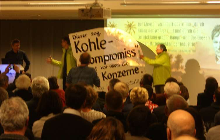 Vorständler protestieren in der Rhein-Mosel-Halle und unterbrechen kurzfristig die Veranstaltung.Quelle: BUND Koblenz