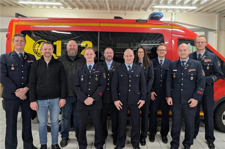 Vorstand 2026 - 2028: v.l.n.r.: Hendrik Kuhn (2. Vors.), Philipp Schmidt (Kassierer), Alexander Graw (Beisitzer Inaktive), Finn Windolph (Vereinsring), Adrian Eiser (Stv. Wehrführer), Felix Klein (Vereinsring), Rebekka Eiser (Jugendwartin), Tobias Wegner (Schriftführer), Michael Pleitgen (Wehrführer) und Christian Fein (1. Vors.) - Es fehlt Willi Drescher (Vertreter Altersabt.)Fotos: Förderverein der Freiwilligen Feuerwehr Krümmel-Sessenhausen e.V.