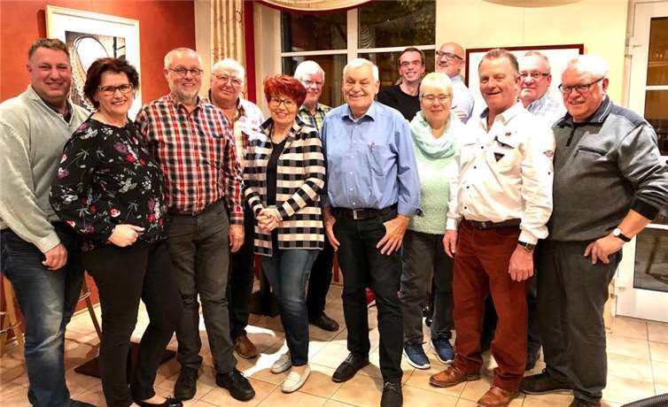 Vorstand AKG-Senat (v.l.): Udo Willerscheid (Beisitzer/1. AKG-Vorsitzender), Ingrid Derra (1. Geschäftsführerin), Bernd Krah (2. Kassierer/Wagenbau), Peter Höper (2. Vorsitzender), Marlis Blumenthal (Beisitzerin/Prinzessin 2018/19), Lothar Hewig (Beisitzer), Manfred Friedrich (Senats-präsident), Thomas Hewig (Kassenprüfer), Edith Wolf (Beisitzerin), Frank Lemaire (Kassenprüfer), Gerd Gey (2. Geschäftsführer), Joe Platz (1. Kassierer), Lutz Gruber (Ehrensenatspräsident).Foto: privat