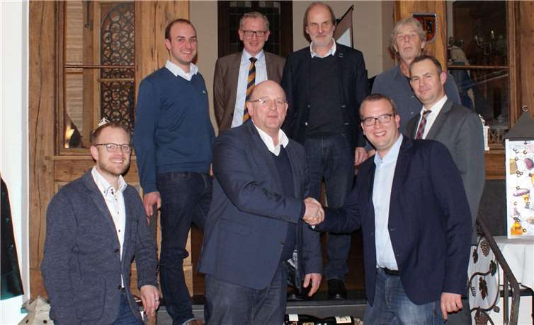 Vorstand Ahrwein e.V.; Marc Adeneuer gratuliert seinem Nachfolger Peter Kriechel. Ahrwein e.V.