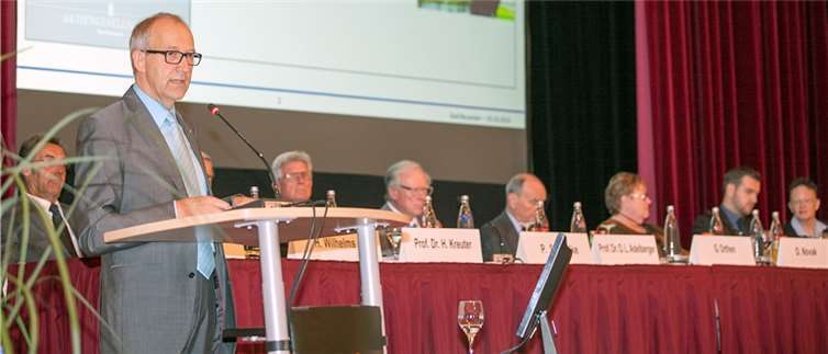 Vorstand Christoph Reinicke stellte bei der Hauptversammlung der Aktiengesellschaft Bad Neuenahr den Geschäftsbericht für 2013 vor. JOST