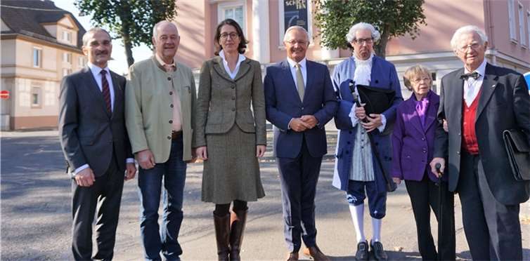 Vorstand Dr. Hermann-Josef Richard, Martin Schleier, Isabelle Fürstin zu Wied, LR Achim Hallerbach, Bernd Wilscheid, Rosemarie Schütz und Uhrmacher Walther Friedrich Schmidt freuen sich über das 90-jährige Bestehen. Fotos: FF