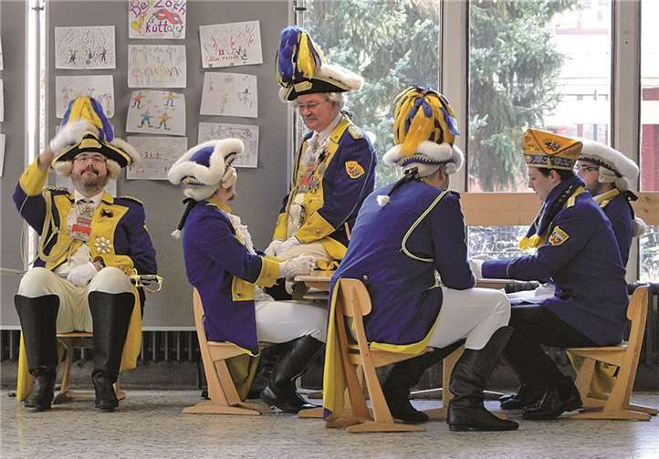 Vorstand, Elferrat, Stadtsoldaten und Reservisten warten auf den Karneval 2015. privat