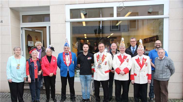 Vorstand Festausschuss Bendorfer Karneval und Vertreter der Bendorfer Karnevalsvereine vor der neuen Geschäftstelle. GM