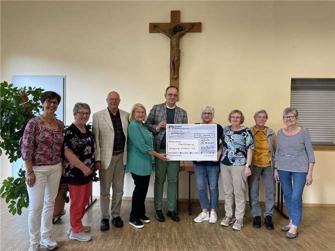 Vorstand Hozpizbewegung und Team kfd Kruft (von links): Claudia Klein, Margret Schmitt, Jürgen Gundalin, Hedi Thelen, Dr. Thomas Dyong, Marita Krämer, Marita Schneichel, Maria Eube, Gertund Roland. Foto: Hans-Walter Schneichel