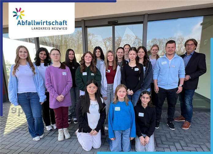Vorstand Jörg Schwarz, Alexander Ploch, Personalmanagement, und die Auszubildenden begrüßen die Mädchen zum Girls‘ Day bei der Abfallwirtschaft.  Foto: privat
