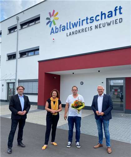 Vorstand Jörg Schwarz (links) und Landrat Achim Hallerbach (rechts) gratulierten Oliver Petricek zur Wahl. Gleichzeitig dankten sie Birgit Eisenhuth für ihre Tätigkeit als Übergangsvorsitzende.Quelle: Kreisverwaltung Neuwied