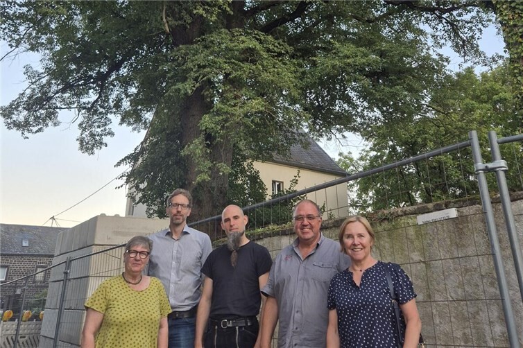 Vorstand Lindenbaum Mendig e.V.  vor dem Lindenbaum: Helga Schmitt, Rainer Reutelsterz, Felix Cappel, Jörg MIttler und Karin Stein (von rechts nach links)