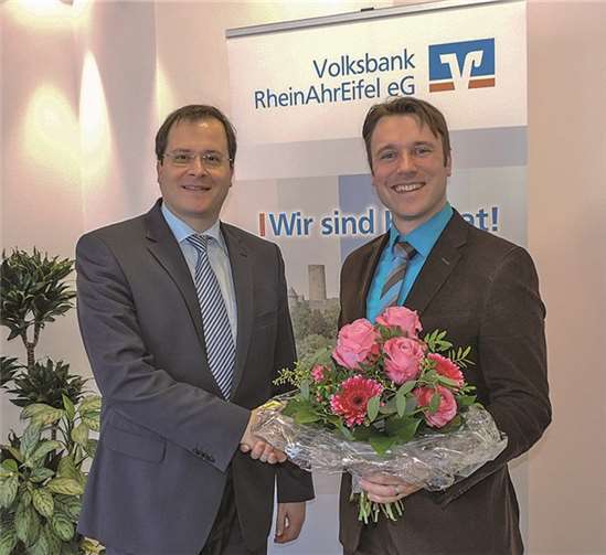Vorstand Markus Müller (links) gratuliert dem neuen Prokuristen Franz-Josef Strauß. Privat