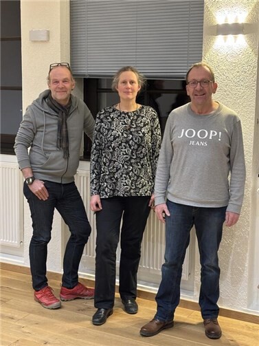 Vorstand: Michael Hammerstein (Kassierer), Melanie Henzen-Clemens (Schriftführerin) und Wolfgang Kluwig (Vorsitzender). Im Hintergrund sind die neuen Jalousien zu sehen.  Foto: privat