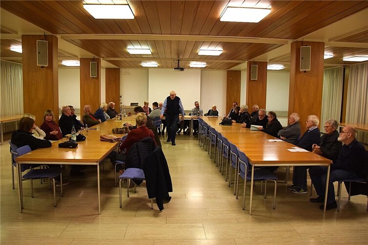 Vorstand, Mitglieder und Gäste im Saal des „von-Mering-Hauses“.  Fotos: Karl-Peter Schmelzeisen