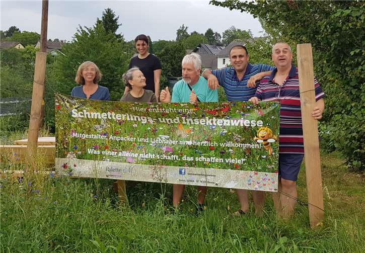 Vorstand Sabine Bexte (links) von Palette M mit Gästen an der Schmetterlings-und Insektenwiese. Foto: privat