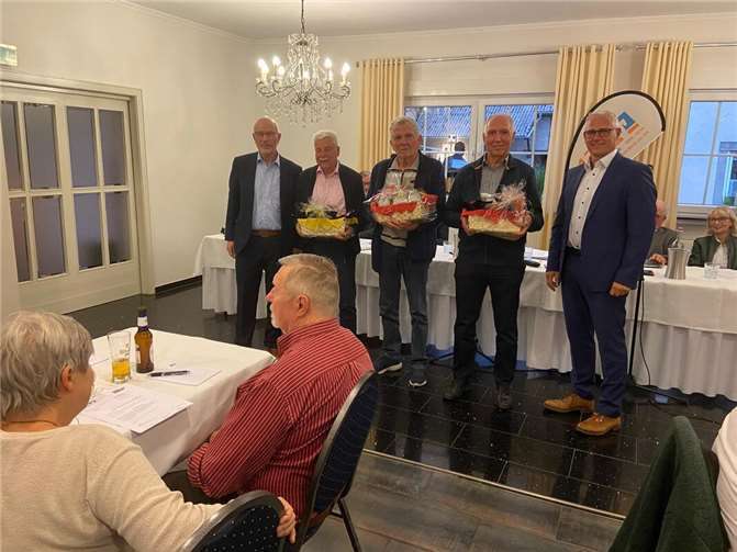 Neue Köpfe bei der Raiffeisenbank Welling Vorstand Udo Link, Jubilare Gerd Teichner, Alex Schmitz, Werner Schäfer, Vorstand Rainer Probst.