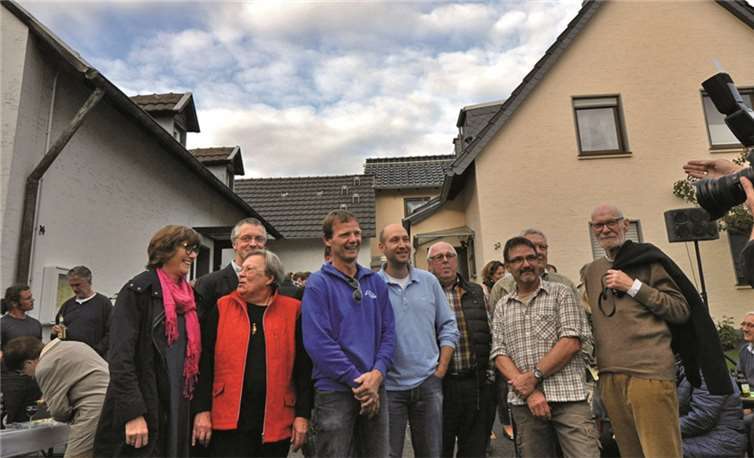 Vorstand, Vermieter und ein Teil der am Projekt beteiligten Rödder freuen sich über das Ergebnis der gemeinsamen Arbeit.privat