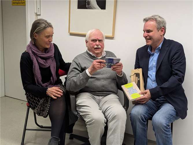 Vorstand der Bürgerstiftung Unkel mit dem Journalisten Frank Überall.  Foto: A. Keuter