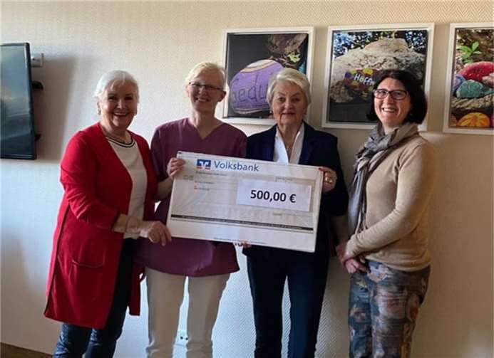 Vorstand der KFD mit Ingeborg Bernards, Christa Neunkirchen und Michaela Schmitz an die Palliativschwester Isabel Atzl. Foto: privat