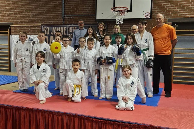 Vorstand der OASF mit den Taekwon-Do-Kids. Fotos: OASF