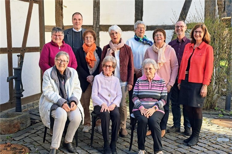Vorstand der kfd Adenau mit den Jubilarinnen und Pastor Dr. Justen