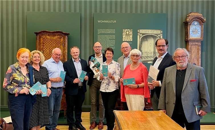 Vorstand des Förderkreises der Abraham und David Roentgen Stiftung mit neuem Faltblatt: v.li. Beisitzerin Charlotte Fichtl-Hilgers, Rechnungsprüferin Ursula Schelzig-Henn, Schatzmeister Klaus Pinkemeyer, Stiftungsvorsitzender und Oberbürgermeister Jan Einig, Förderkreisvorsitzender und Museumsdirektor Bernd Willscheid, Geschäftsführerin Ruth Solbach, Rechnungsprüfer Dr. Hans-Georg Jungbluth, Ehrenvorsitzende Helga Moitz, Beisitzer Gero Jentzsch (in Vertretung für Hermann Hubing) und Beisitzer Hans-Ulrich Brink. Foto: privat