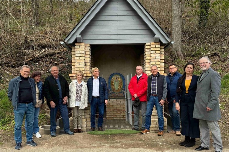 Vorstand des Förderkreises mit den neuen Paten an der wieder aufgebauten Rosenkranzstation Nr. 11