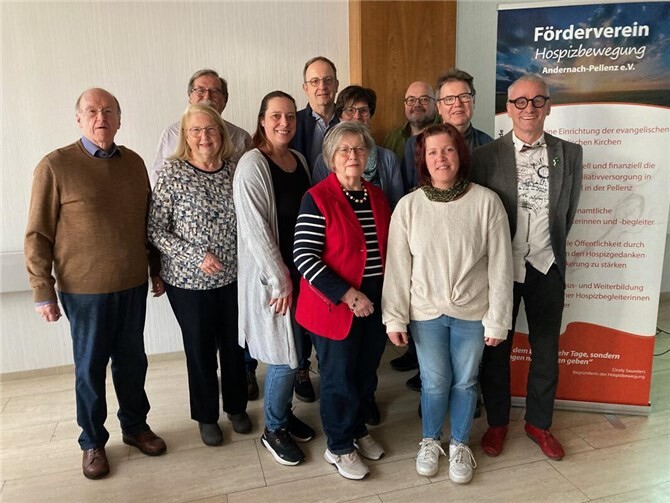 Vorstand des Fördervereins mit dem Referenten Klaus Aurnhammer ( rechts ) . Foto: Peter Holly