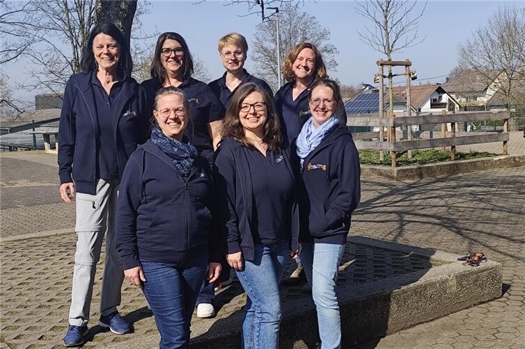 Vorstand des KuBa-Chor Maifeld. Vordere Reihe v. l. n. r.: Alexandra Cruse, Kerstin Handwerk, Marina Hermes. Hintere Reihe v. l. n. r.: Madeleine Dazert-Balthasar, Natascha Spira, Judith Riehl, Tanja Castor.