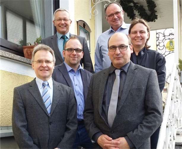 Vorstand des VLF mit den Referenten (vordere Reihe v.l.n.r.): Dr. Günter Lißmann, Dominik Ehrenstein (1. Vorsitzender VLF), Thomas Ecker (Geschäftsführer VLF). Hintere Reihe (v.l.n.r.): Achim Hallerbach (1. Kreisbeigeordneter des Landkreises Neuwied), Volker Siemeister (stellvertr. Vorsitzender VLF), Christiane Erhardt (Untere Landwirtschaftsbehörde Kreisverwaltung Neuwied). Kreisverwaltung Neuwied