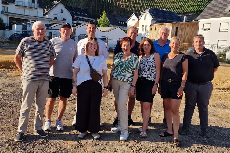 Vorstand des Verkehrsvereins auf dem noch unfertigen Festplatzgelände mit Helmut Fischer Kurth, Lea Kreuzberg, Thorsten Krämer, Abi Großgarten, Ingrid Näkel-Surges, Elke Surges, Jürgen Zörner, Martina Mindermann, Rick Velstra/ von links nach rechts