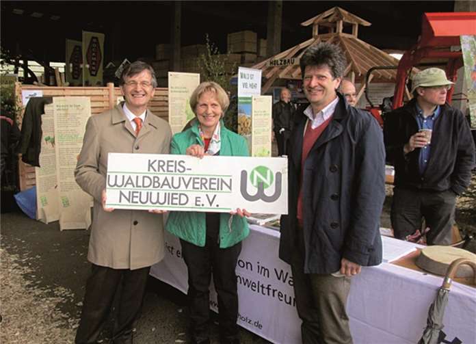 Vorstand des Waldbesitzerverbandes RP am Stand (v.l.): Vorsitzender Bürgermeister H.G. Fischer, Dr. Gisela Born-Siebicke, N. Graf Hatzfeld. privat