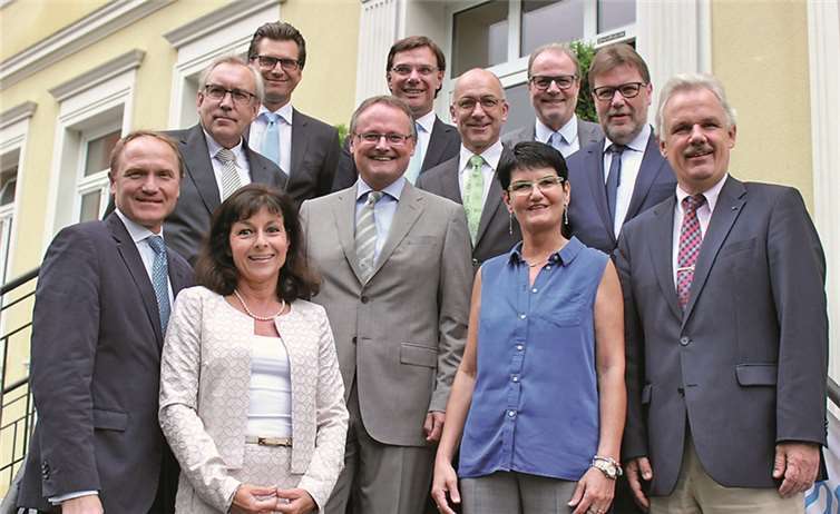 Vorstand und Aufsichtsrat der Raiffeisenbank Rheinbach freuten sich bei der Vertreterversammlung über ein wirtschaftlich erfolgreiches Jahr 2014 (v.unten li. nach oben re.): Stefan Franceschini, Cornelia Rieger, Maria Orth, Stefan Raetz, Bert Nolden, Dr. Ferdinand Schmitz, Bert Spilles, Uwe Günther, Mathias Lutz (Vorstand), Burkhard Kraus (Vorstand) und Michael F. Firmenich. JOST