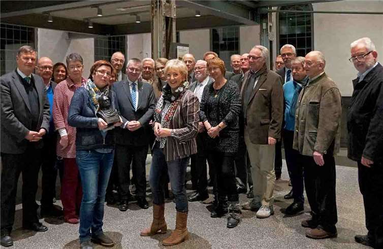 Vorstand und Beirat des Freundeskreises Sayner Hütte e.V. freuen sich über den Erwerb der Eisenkunstguss-Büste von Abraham Gottlob Werner, die als Leihgabe an das Rheinische Eisenkunstguss Museum geht.