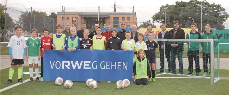 Vorstand und D-Jugend-Spieler der SG Eintracht Mendig/Bell freuen sich gemeinsam mit Stadtbürgermeister Hans-Peter Ammel, Michael Hirt und RWE-Kommunalbetreuer Michael Dötsch über zwei Minitore, die der Energieversorger Stadt und Verein zur Verfügung gestellt hat. privat