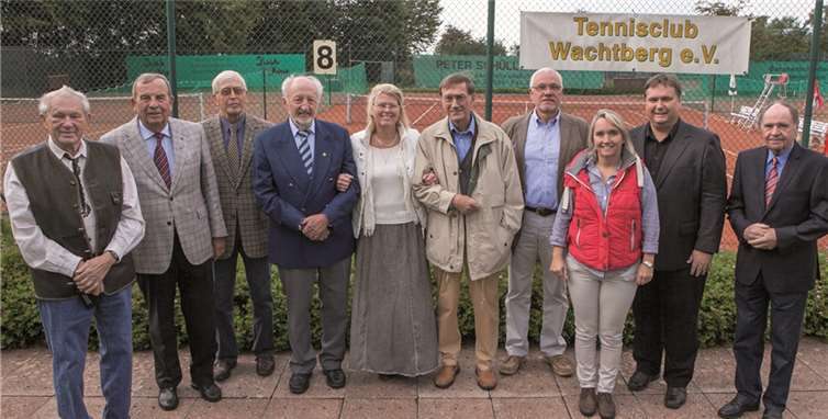Vorstand und Ehrenmitglieder feierten zusammen mit geladenen Gästen den 40. Geburtstag des Tennisclubs Wachtberg in Berkum. Die Vorsitzende Ulla Knauer (Mitte) freute sich über Grußworte von Vizebürgermeister Oliver Henkel (2.v.re.) und von Rolf-Dieter Schermer, Vorstandsmitglied des Tennisverbandes Mittelrhein (re.). privat