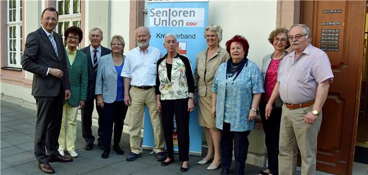Vorstand und Gäste freuen sich über die gelungene Jubiläumsfeier.Brennig
