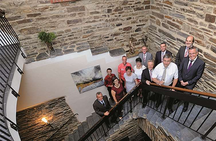 Vorstand und Geschäftsführer im neu fertiggestellten Glaspavillon.