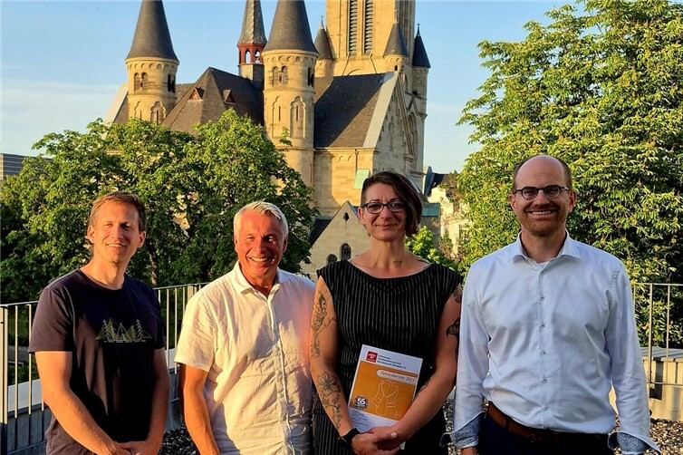 Vorstand und Geschäftsführung des Kath. Familienbildungsstätte Bad Neuenahr-Ahrweiler e.V. präsentieren den Jahresbericht 2025. (v.l. Stefan Ibs, Christof Ewertz, Christine Kläser, Rolf Eberle)Quelle: Familienbildungsstätte